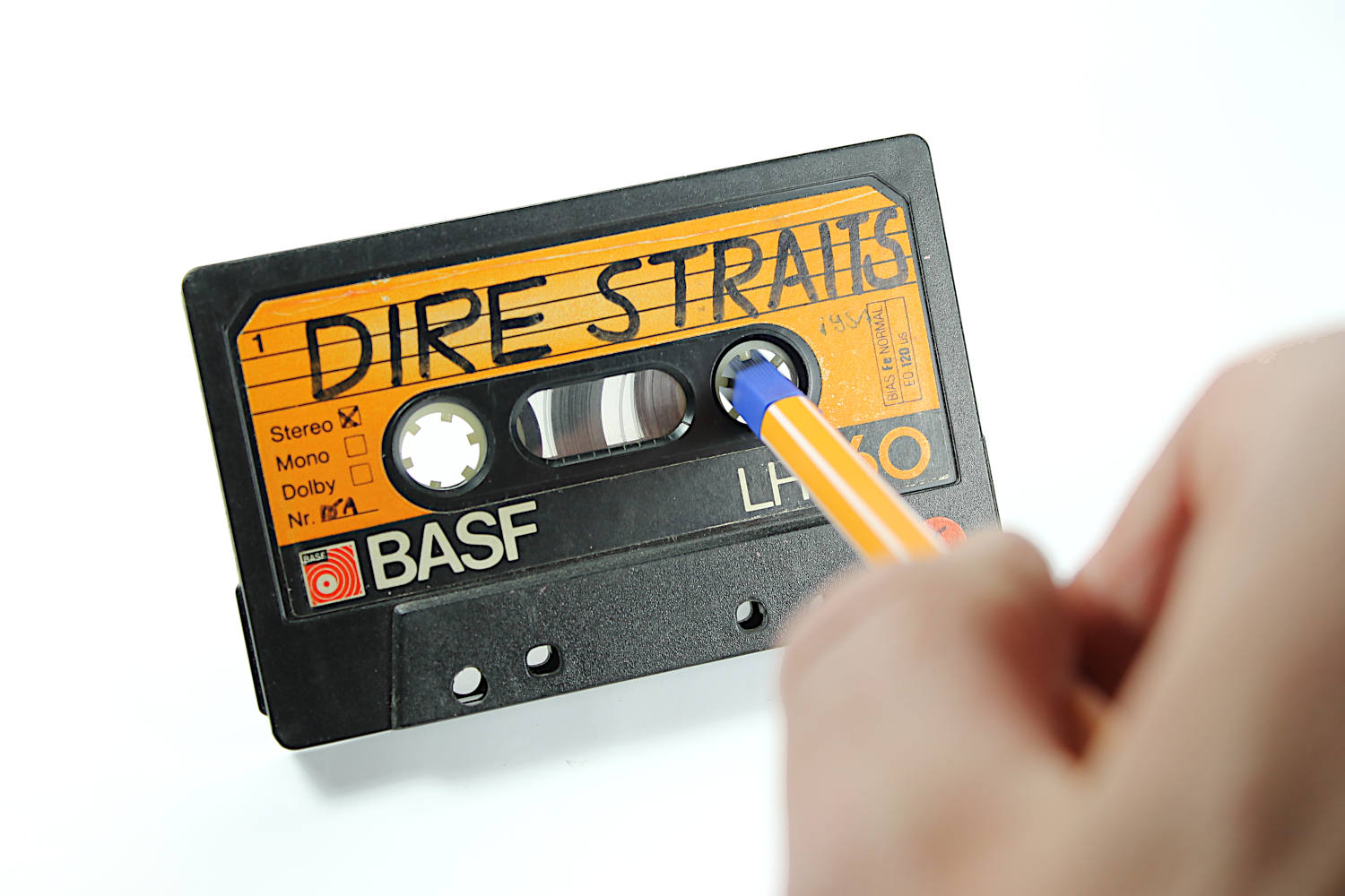 Kassette mit Stift zum Aufwickeln des Bandes Kassette mit Stift zum Aufwickeln des Bandes