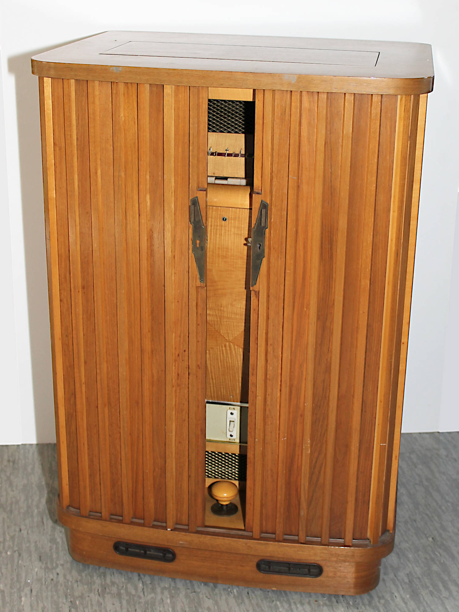 Saba Telerama P1026H hinten, geschlossen Saba Telerama P1026H hinten, geschlossen